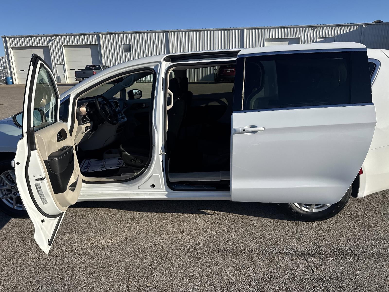 2023 Chrysler Voyager LX